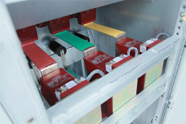 選擇高壓開(kāi)關(guān)柜時(shí)，對(duì)柜體、防護(hù)等級(jí)和絕緣方面應(yīng)有哪些要求